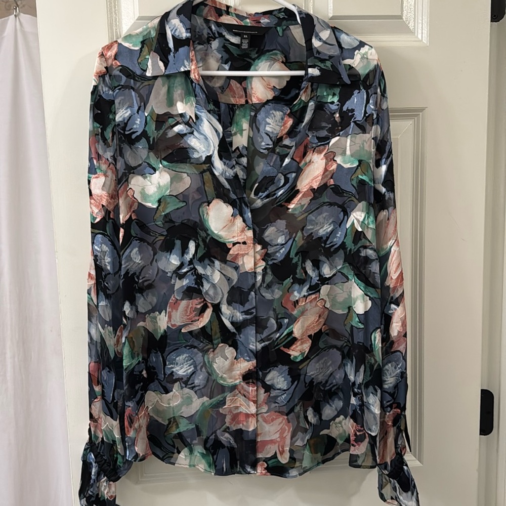WHBM gorgeous floral blouse with bow detail on the sleeve